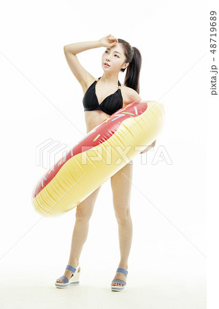 若い女性 夏 バカンス 48719689