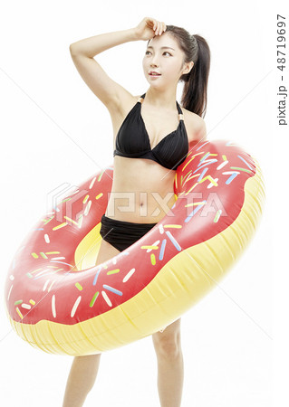 若い女性 夏 バカンス 48719697