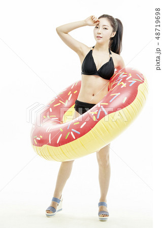 若い女性 夏 バカンス 48719698