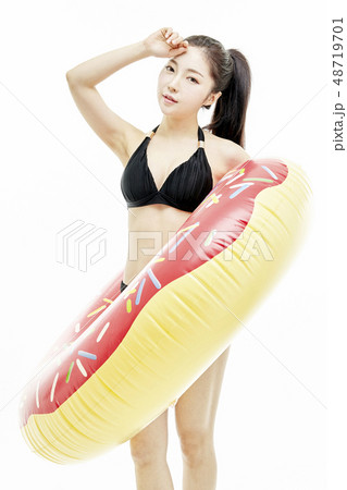 若い女性 夏 バカンス 48719701