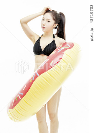 若い女性 夏 バカンス 48719702
