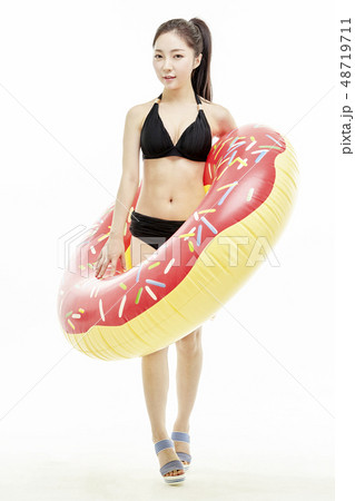 若い女性 夏 バカンス 48719711