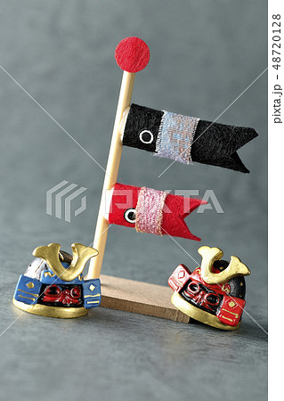 鯉のぼりと兜 鯉のぼりと兜 48720128