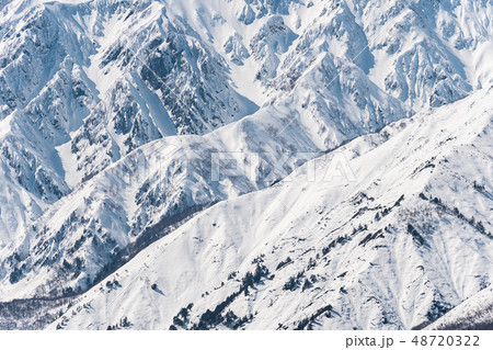 白馬村の雪山と青空の雪景色 48720322
