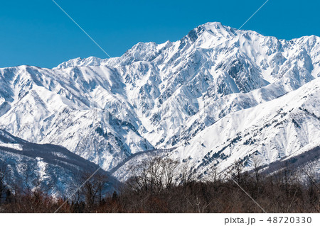 白馬村の雪山と青空の雪景色 白馬村の雪山と青空の雪景色 48720330