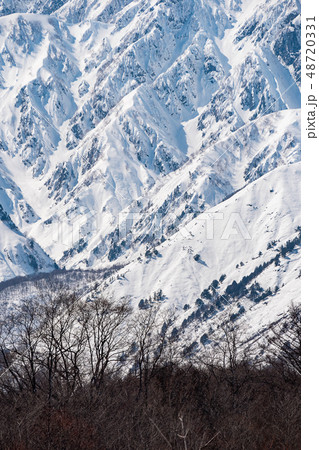 白馬村の雪山と青空の雪景色 白馬村の雪山と青空の雪景色 48720331