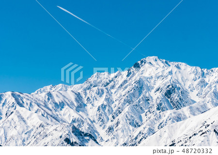 白馬村の雪山と青空の雪景色 白馬村の雪山と青空の雪景色 48720332