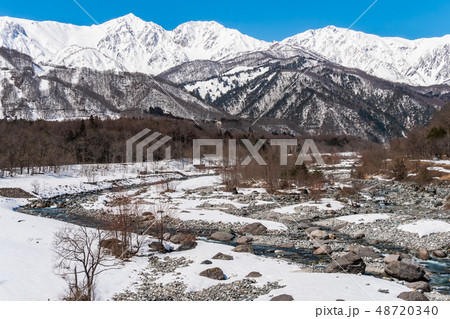 白馬村の雪山と青空の雪景色 48720340