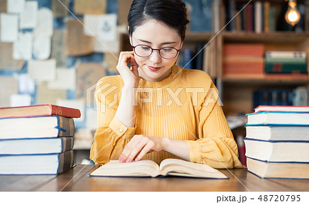 本を読む女性 48720795