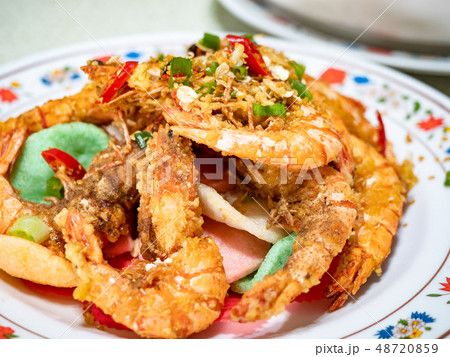 fried prawns with salt and chili 48720859