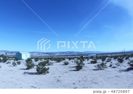 カリフォルニア、トウェンティーナインパームズの荒野の家 カリフォルニア、トウェンティーナインパームズの荒野の家 48720897