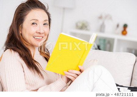 本を読むシニア女性 本を読むシニア女性 48721111