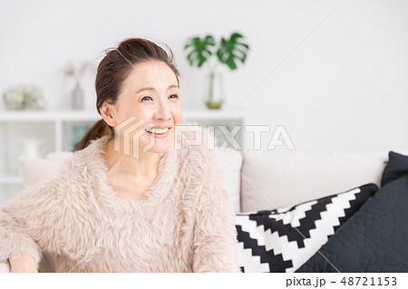 部屋でリラックスするシニア女性 48721153