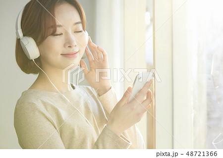 女性　ライフスタイル　音楽鑑賞 48721366