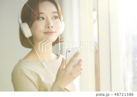 女性　ライフスタイル　音楽鑑賞 48721386