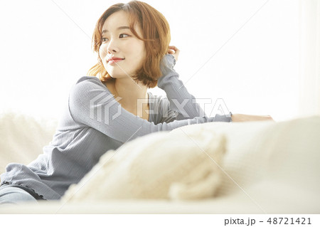 女性　ライフスタイル　リラックス 48721421