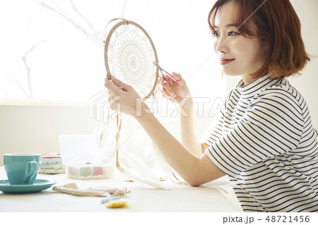 女性 ライフスタイル 刺繡 女性 ライフスタイル 刺繡 48721456