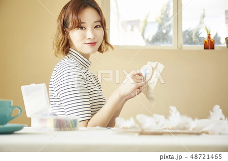 女性 ライフスタイル 刺繡 女性 ライフスタイル 刺繡 48721465