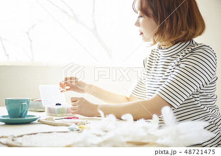 女性 ライフスタイル 刺繡 女性 ライフスタイル 刺繡 48721475