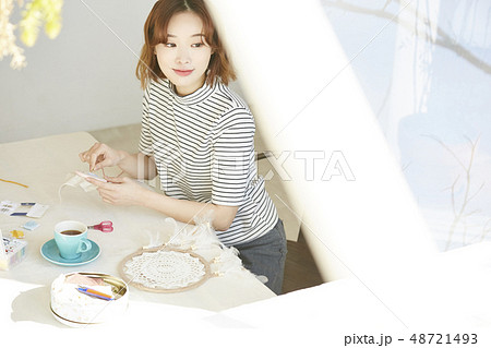 女性　ライフスタイル　刺繡 48721493