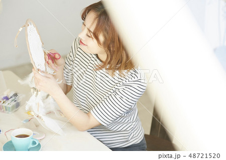 女性 ライフスタイル 刺繡 女性 ライフスタイル 刺繡 48721520