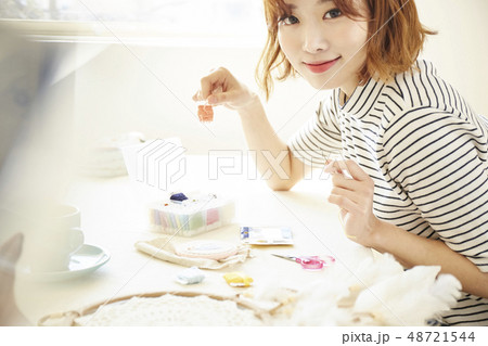女性 ライフスタイル 刺繡 女性 ライフスタイル 刺繡 48721544