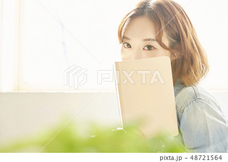 女性　ライフスタイル　読書 48721564