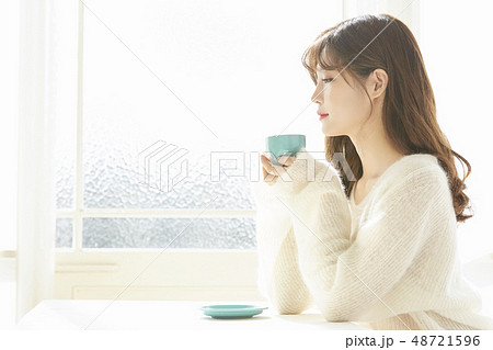 女性 ライフスタイル ティータイム 女性 ライフスタイル ティータイム 48721596