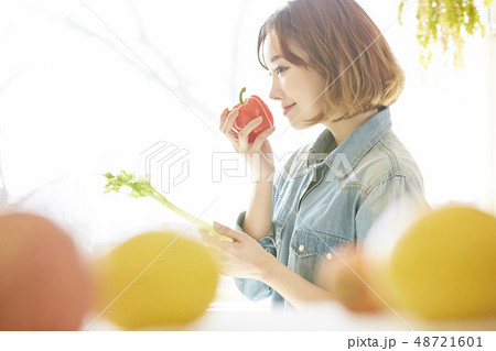 女性 ライフスタイル ヘルシー 女性 ライフスタイル ヘルシー 48721601