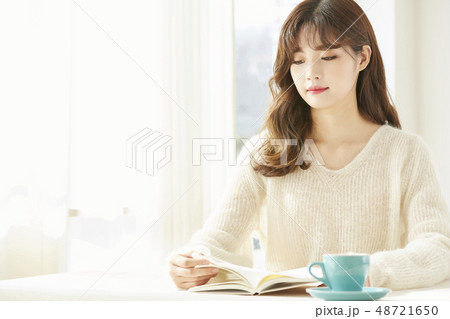 女性　ライフスタイル　リラックス 48721650