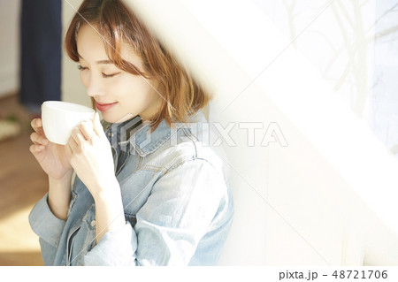 女性　ライフスタイル　ティータイム 48721706