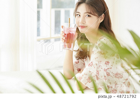 女性 ライフスタイル カフェ 女性 ライフスタイル カフェ 48721792