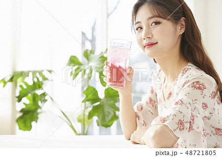 女性　ライフスタイル　カフェ 48721805