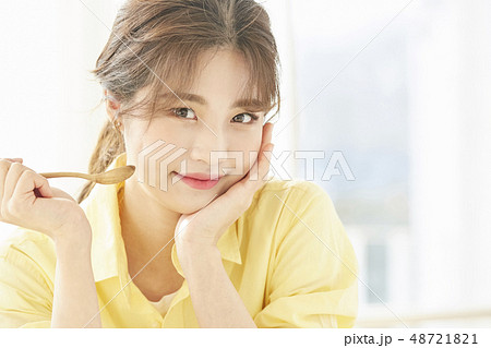 女性 ライフスタイル 朝食 女性 ライフスタイル 朝食 48721821