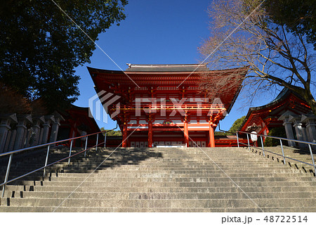 雲一つない青空の下の近江神宮楼門 48722514
