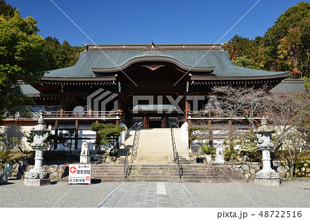 雲一つない青空の下の近江神宮拝殿 48722516