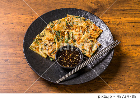 チヂミ　韓国グルメ　韓国のお好み焼き jijim and iron pan Korean foo 48724788