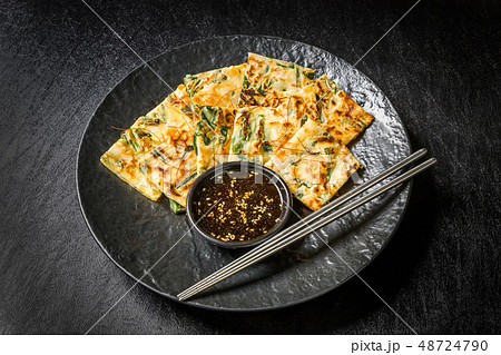 チヂミ 韓国グルメ 韓国のお好み焼き jijim and iron pan Korean foo チヂミ 韓国グルメ 韓国のお好み焼き jijim and iron pan Korean foo 48724790