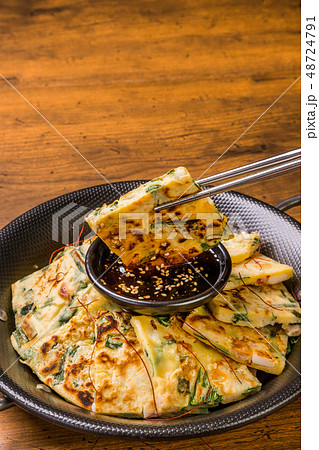 チヂミ 韓国グルメ 韓国のお好み焼き jijim and iron pan Korean foo チヂミ 韓国グルメ 韓国のお好み焼き jijim and iron pan Korean foo 48724791