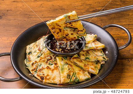 チヂミ 韓国グルメ 韓国のお好み焼き jijim and iron pan Korean foo チヂミ 韓国グルメ 韓国のお好み焼き jijim and iron pan Korean foo 48724793