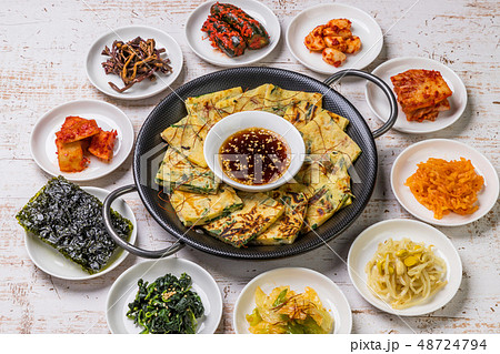 チヂミ　韓国グルメ　韓国のお好み焼き jijim and iron pan Korean foo 48724794