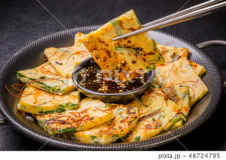 チヂミ　韓国グルメ　韓国のお好み焼き jijim and iron pan Korean foo 48724795