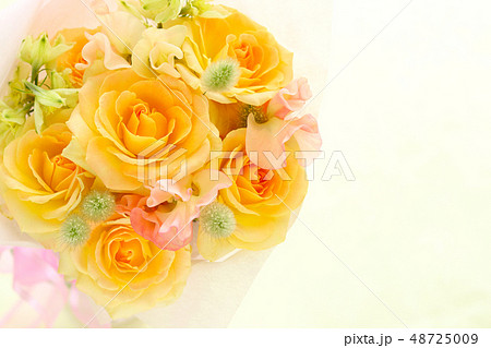 バラとスイートピーの花束 48725009