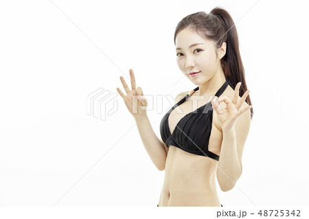 若い女性 夏 バカンス 48725342