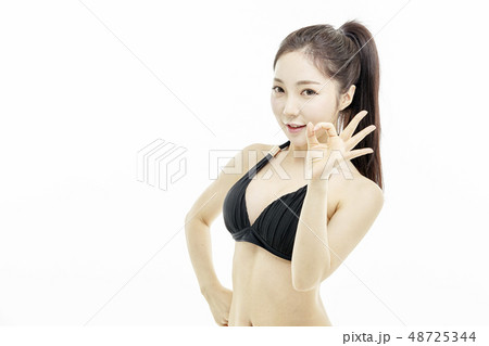 若い女性 夏 バカンス 48725344