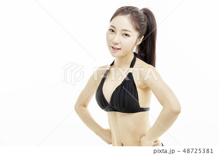 若い女性 夏 バカンス 48725381