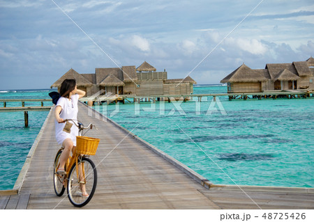 水上コテージと自転車 水上コテージと自転車 48725426