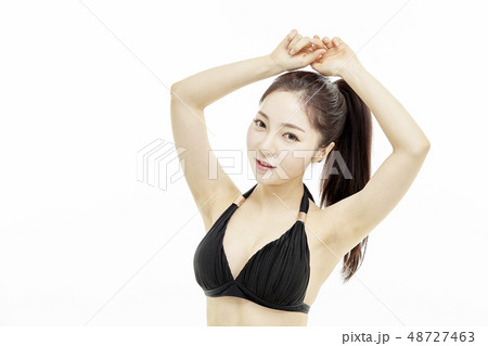 若い女性 夏 バカンス 48727463