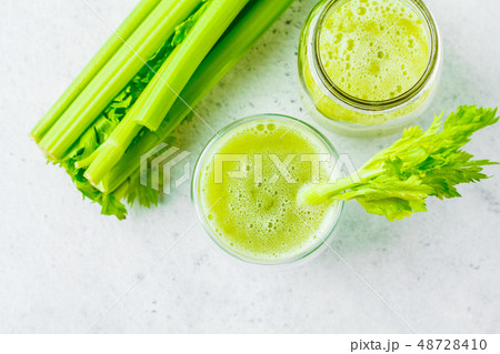 Green detox celery juice in a glass. 48728410