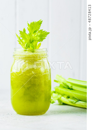 Green detox celery juice in a glass jar. 48728413